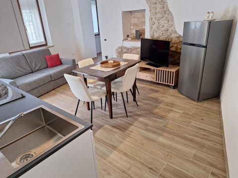 TV and multimedia, Kitchen or kitchenette, Living room, Seating area, Dining area