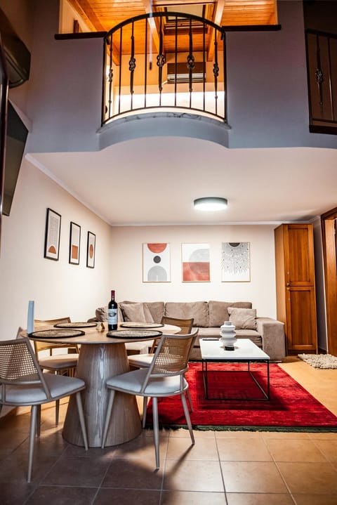 Seating area, Dining area