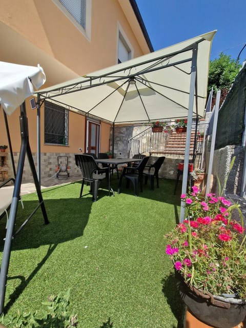 Property building, Garden, Garden, Dining area, Garden view