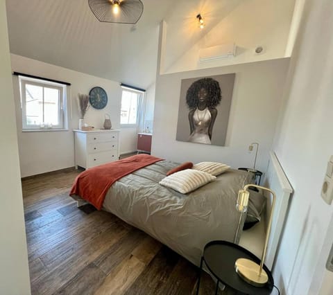 Bed, Photo of the whole room, Bedroom, towels, air conditioner