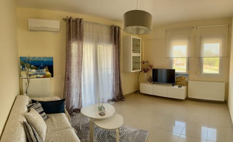 TV and multimedia, Living room, Seating area, air conditioner