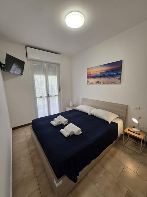 Bed, TV and multimedia, Photo of the whole room, Bedroom, towels