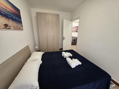 Bed, Photo of the whole room, Bedroom, towels, wardrobe