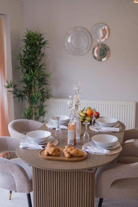 Living room, Food and drinks, Dining area, Drinks