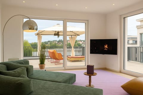 Communal lounge/ TV room, TV and multimedia, Living room, Seating area, Evening entertainment