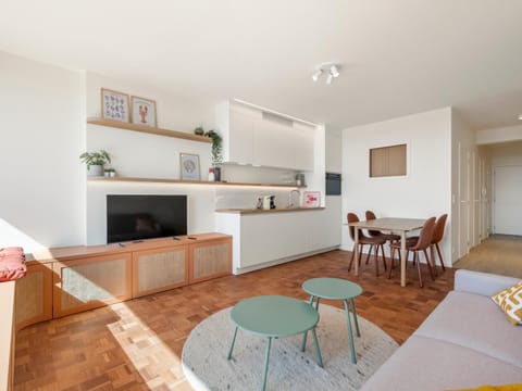TV and multimedia, Kitchen or kitchenette, Living room, Dining area, dishwasher, oven, stove