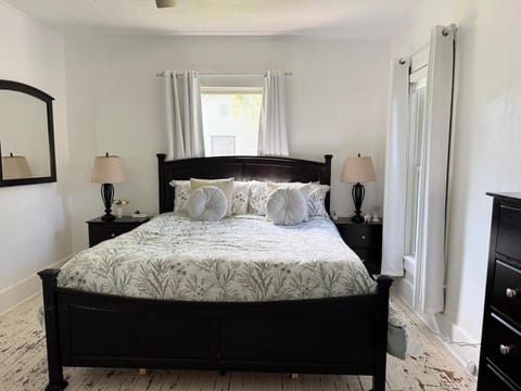 Downtown Whitestown with King Suite and Pool House in Indiana