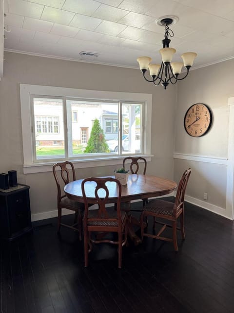 Downtown Whitestown with King Suite and Pool House in Indiana