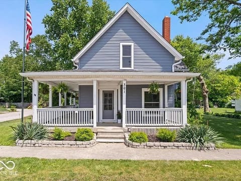 Downtown Whitestown with King Suite and Pool House in Indiana