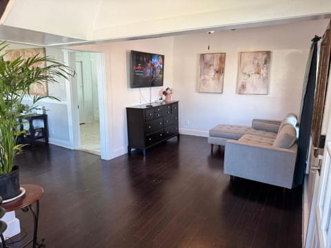 Downtown Whitestown with King Suite and Pool House in Indiana