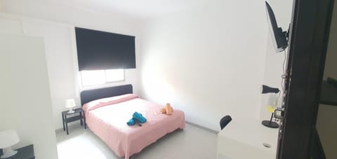 Bed, TV and multimedia, Photo of the whole room, Bedroom, furniture