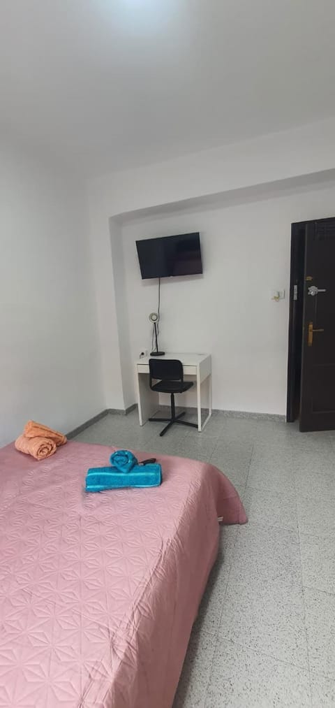 Bed, TV and multimedia, Photo of the whole room, Bedroom