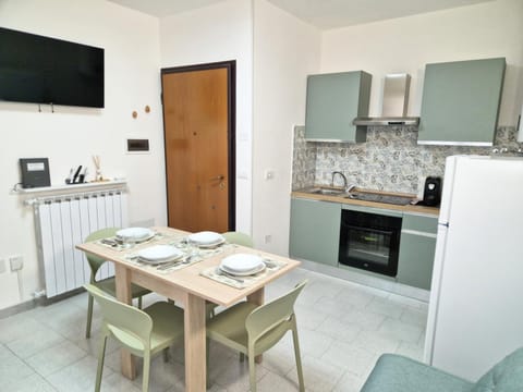 TV and multimedia, Kitchen or kitchenette, Dining area, oven, stove