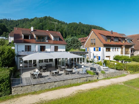 Property building, Natural landscape, Balcony/Terrace, Balcony/Terrace, Garden view, Lake view, Lake view, Mountain view, sunbed
