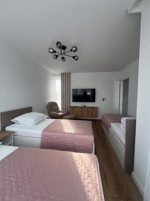 TV and multimedia, Photo of the whole room, Bedroom