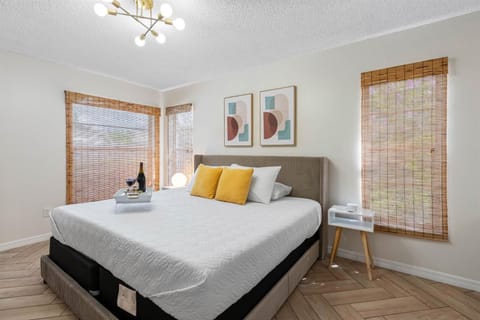 Lounge & Play in Chic North Tampa Home House in Lake Magdalene