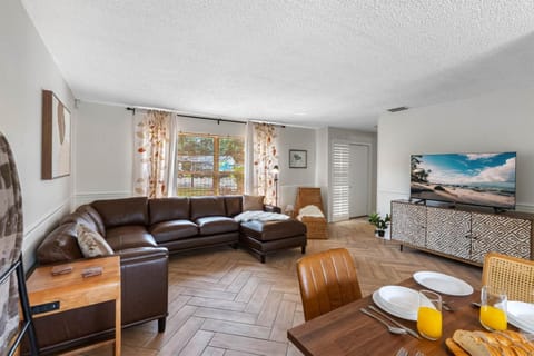 Lounge & Play in Chic North Tampa Home House in Lake Magdalene