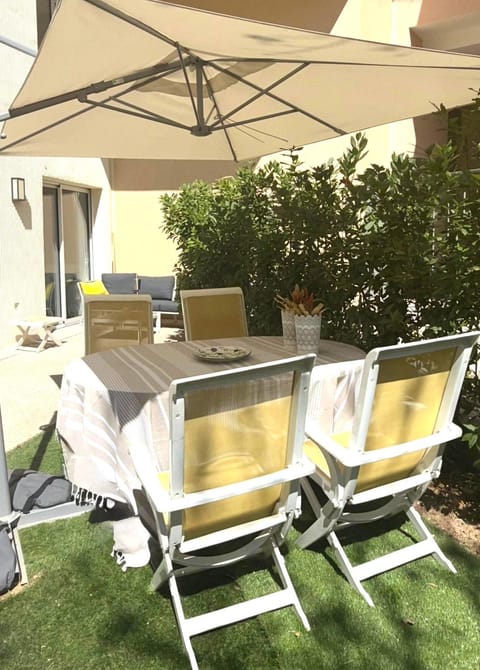 Patio, Garden, Seating area, sunbed