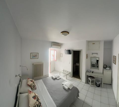 Bed, TV and multimedia, Bedroom