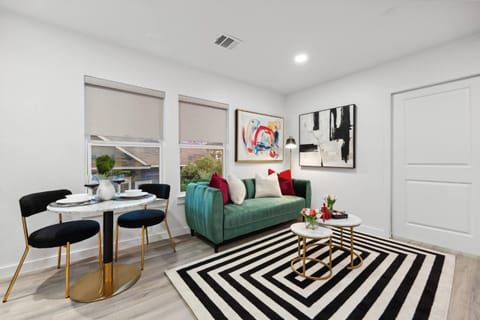 Living room, Photo of the whole room, Decorative detail, Seating area, Dining area