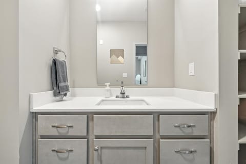 IRIE Living Homey Kg 2bd Gym Pool Brand New Apartment in Indiana