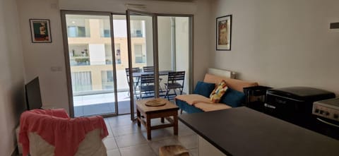 Communal lounge/ TV room, TV and multimedia, Living room, Seating area, Dining area