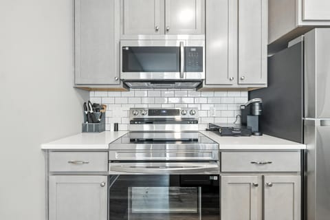 IRIE Living Retreat Kg 2bd Gym Pool Brand New Apartment in Indiana