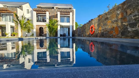 Property building, Day, Pool view, Swimming pool