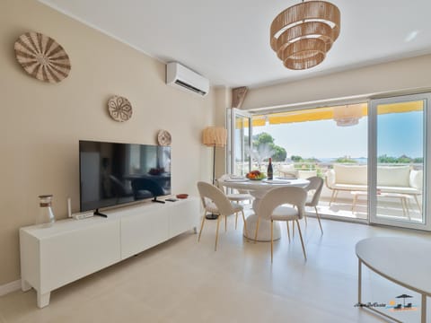 Communal lounge/ TV room, Living room, Sea view