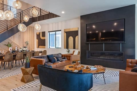 Downtown Luxury Villa Hot Tub Walk To Lake House in Coeur dAlene