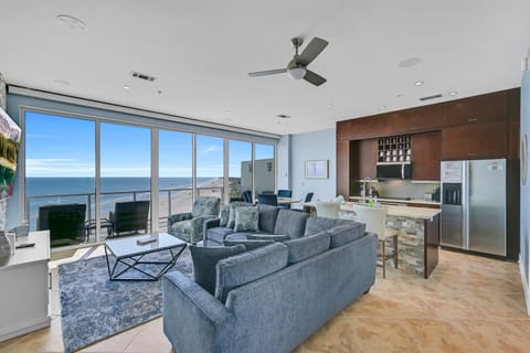 TV and multimedia, Kitchen or kitchenette, Living room, Seating area, Dining area, Sea view, fireplace, oven