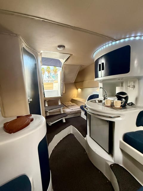 Kitchen or kitchenette, Bedroom