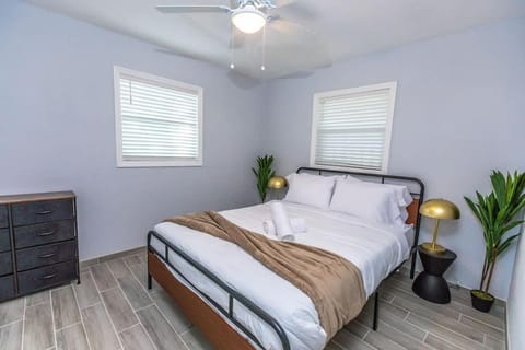 Trendy Home by Jet Skis Parks & Art Hotspots House in Sarasota