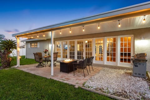 Modern Coastal Retreat w Waterfront Canal Views Country House in Town N Country