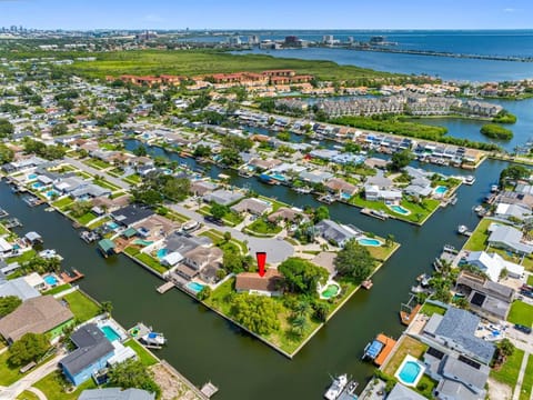 Modern Coastal Retreat w Waterfront Canal Views Country House in Town N Country