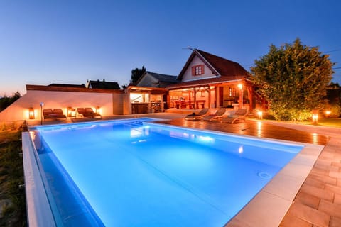 Property building, Swimming pool, Swimming pool, Sunrise