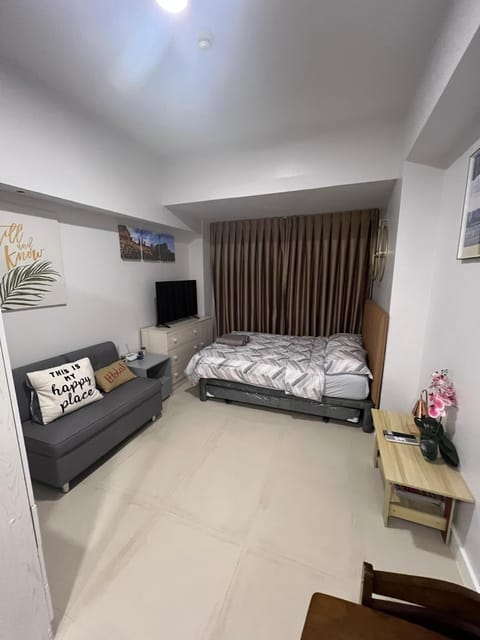 Bed, Living room, Seating area, Bedroom