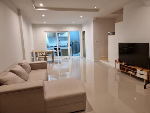 Communal lounge/ TV room, TV and multimedia, Living room, Seating area, Evening entertainment