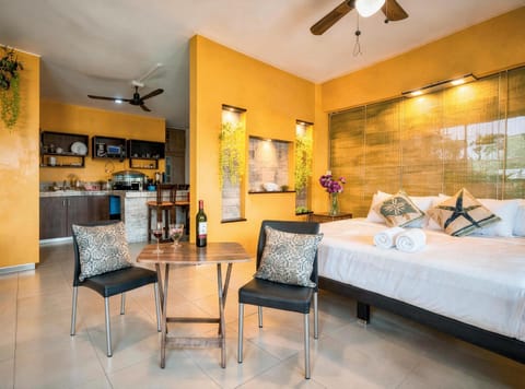 Bed, Kitchen or kitchenette, Living room, Photo of the whole room, Seating area, Dining area, Bedroom