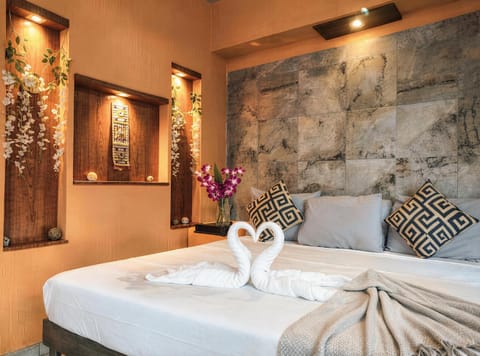 Bed, Photo of the whole room, Bedroom, towels