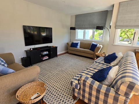 Communal lounge/ TV room, TV and multimedia, Living room, Seating area, Evening entertainment