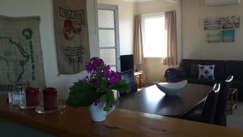 Day, Dining area