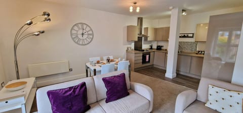 Kitchen or kitchenette, Living room, Seating area, Dining area, oven, stove