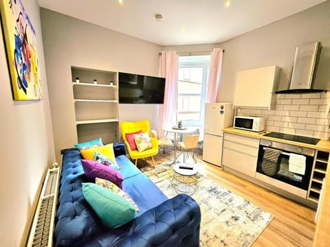 TV and multimedia, Kitchen or kitchenette, Living room, Seating area, Dining area, oven, stove