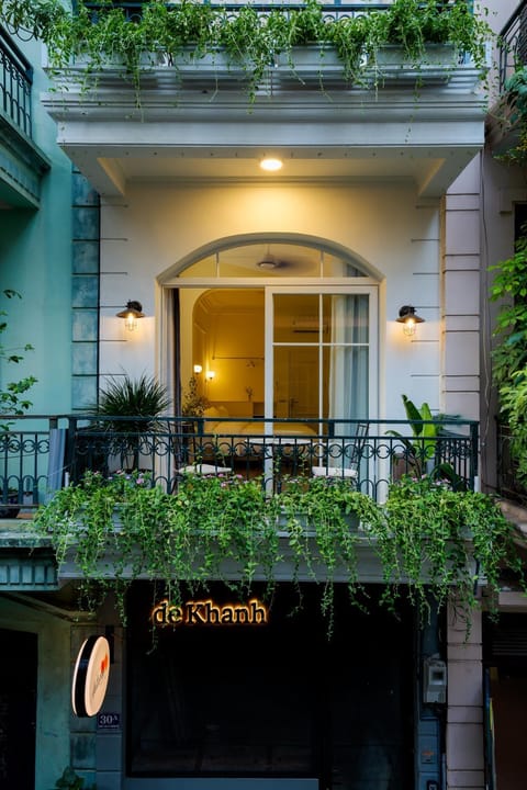 Property building, Facade/entrance, Day, Balcony/Terrace