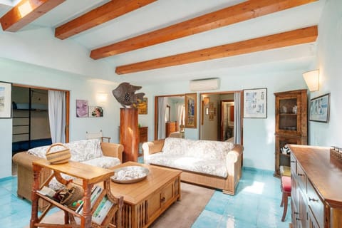 Villa just steps from the sea Villa in Sardinia