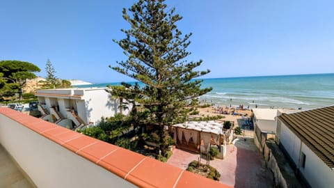 Property building, Day, Natural landscape, Solarium, Balcony/Terrace, Beach, Sea view, oven