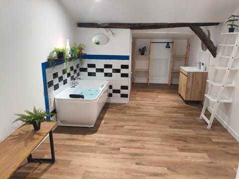 Hot Tub, Bathroom