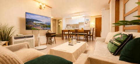 TV and multimedia, Kitchen or kitchenette, Living room, Seating area, Dining area