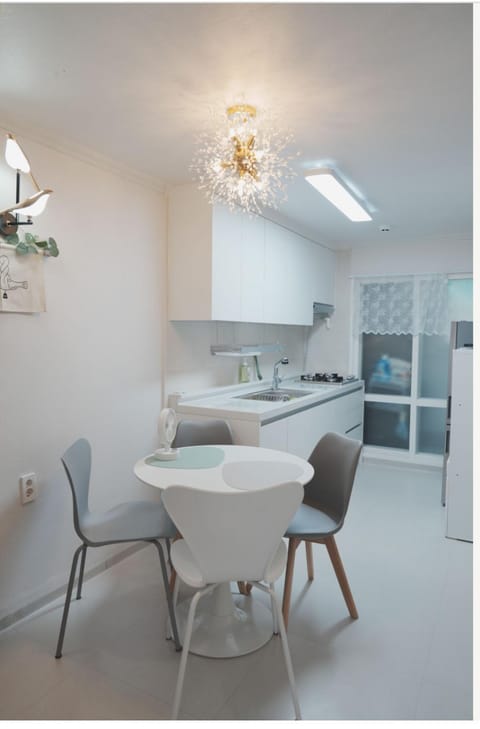 Kitchen or kitchenette, Dining area